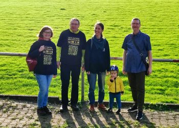 Mehrere Kandidatinnen und Kandidaten von WIR und Sportplätze erhalten stehen vor dem Gelände des VfL Post.