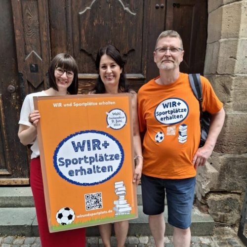 Drei Mitglieder der Ratsgruppe "Wir und Sportplätze erhalten" vor der Esslinger Bücherei.