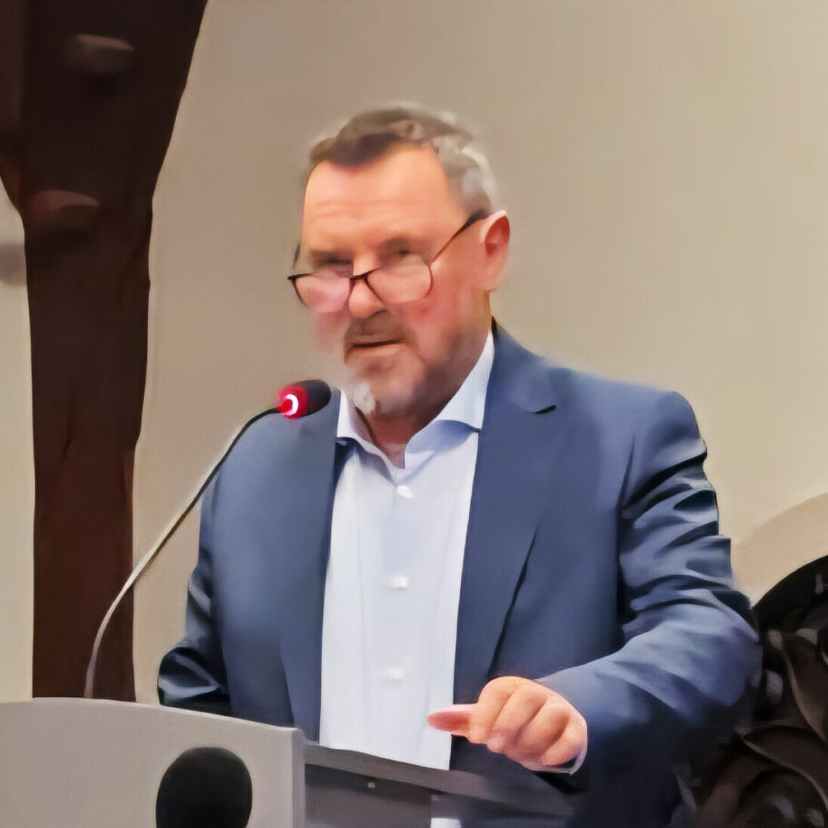 Hermann Beck von WIR/Sportplätze erhalten im Esslinger Gemeinderat am Rednerpult.