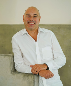 Das Foto zeigt den freundlich lächelnden Esslinger Gemeinderat Andreas Klöpfer.