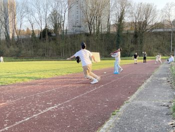 Jugendliche bei Sport und Spiel auf dem VfL Post.