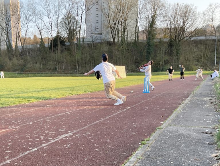 Jugendliche bei Sport und Spiel auf dem VfL Post.