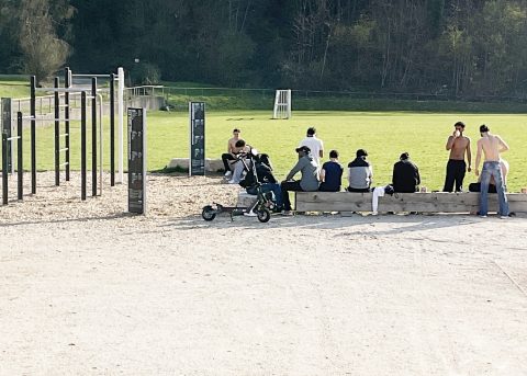 Jugendliche auf dem VfL Post.
