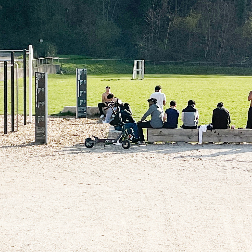 Jugendliche auf dem VfL Post.
