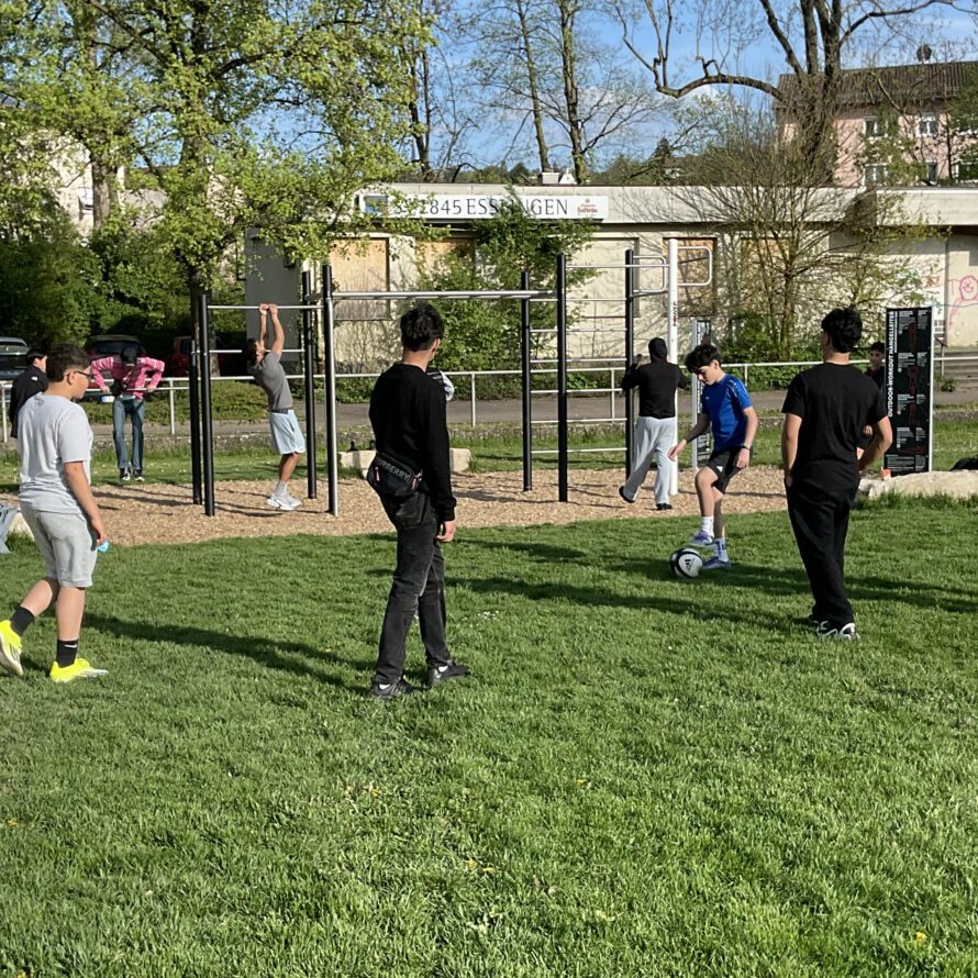 Jugendliche auf dem VfL-Post-Sportplatz