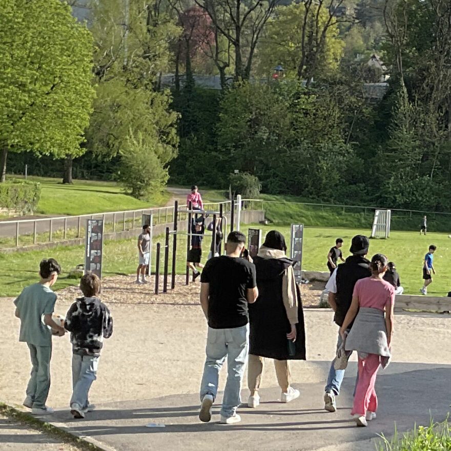 Menschen auf dem VfL-Post-Sportplatz